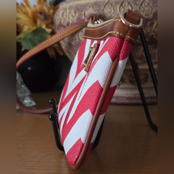 Dooney & Bourke Red and White Chevron Wristlet EUC! - Picture 5 of 15